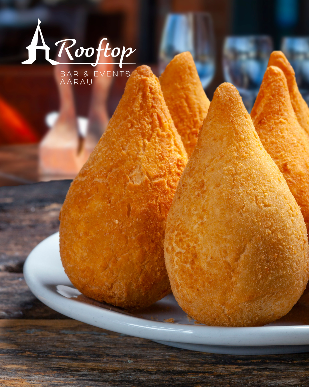 Hausgemachte brasilianische Coxinhas auf einem Teller im Rooftop Aarau