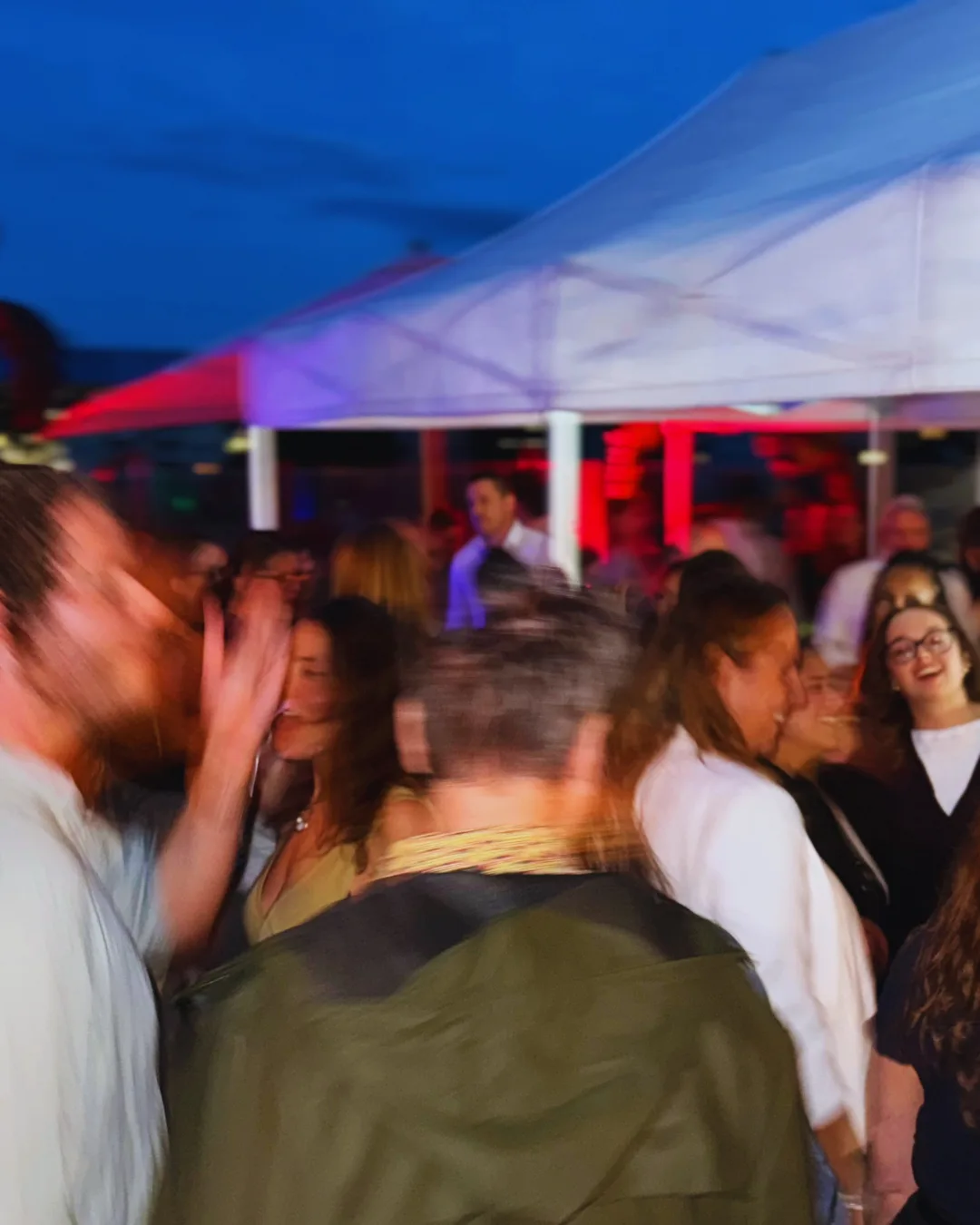 Latin-Tanzfläche mit tanzenden Paaren bei Nacht auf dem Rooftop Aarau