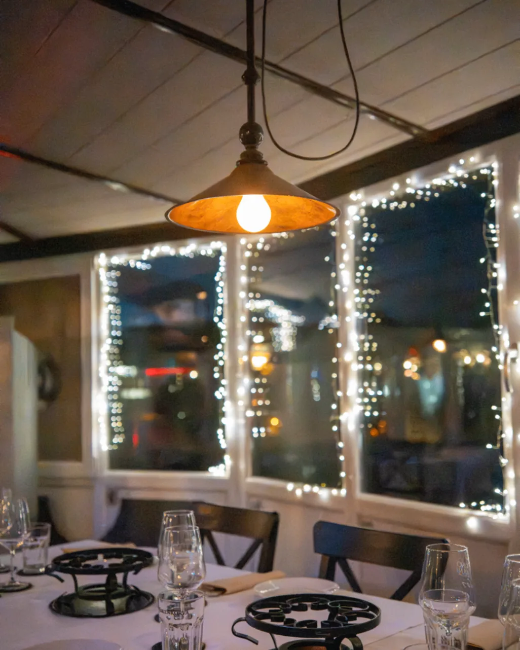 Turm-Salettl mit Festtafel und Lichterketten