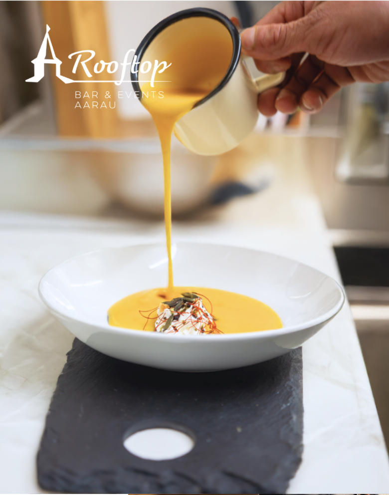 Kürbissuppe als Vorspeise wird am Rooftop angerichtet