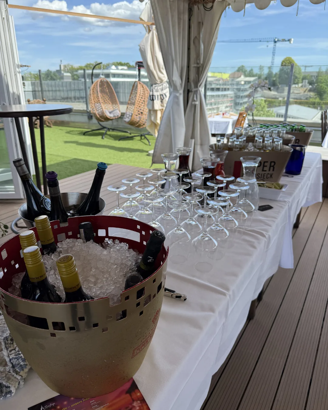 Eventlocation Rooftop Aarau mit gedeckten Tischen und Panoramablick