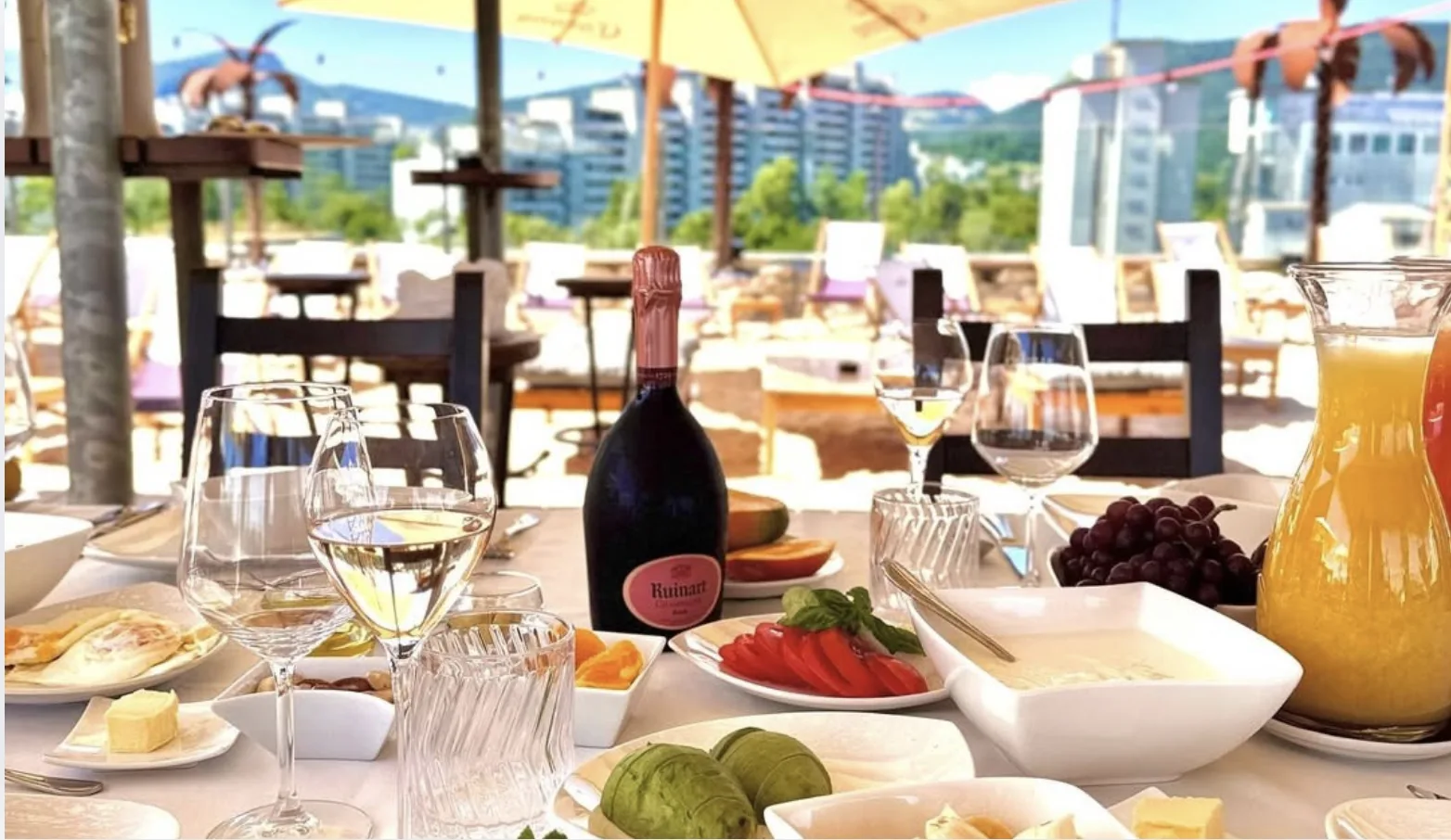 Brunch-Tafel auf dem Rooftop Aarau mit Aussicht