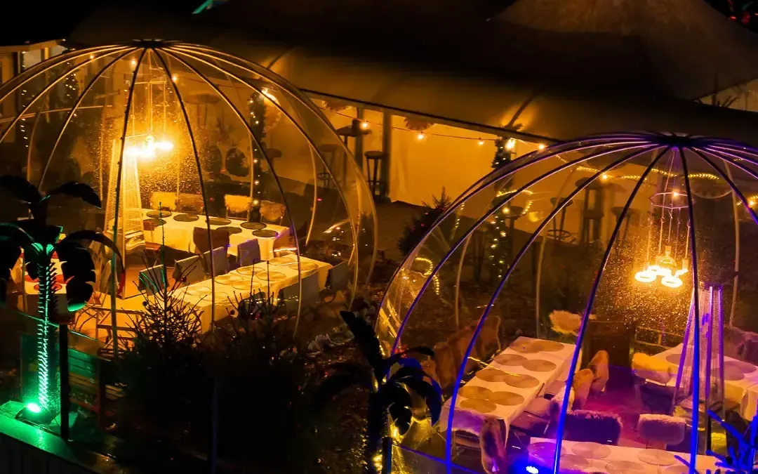 Beleuchtete Fondue-Iglus beim Winterzauber auf dem Rooftop Aarau bei Nacht