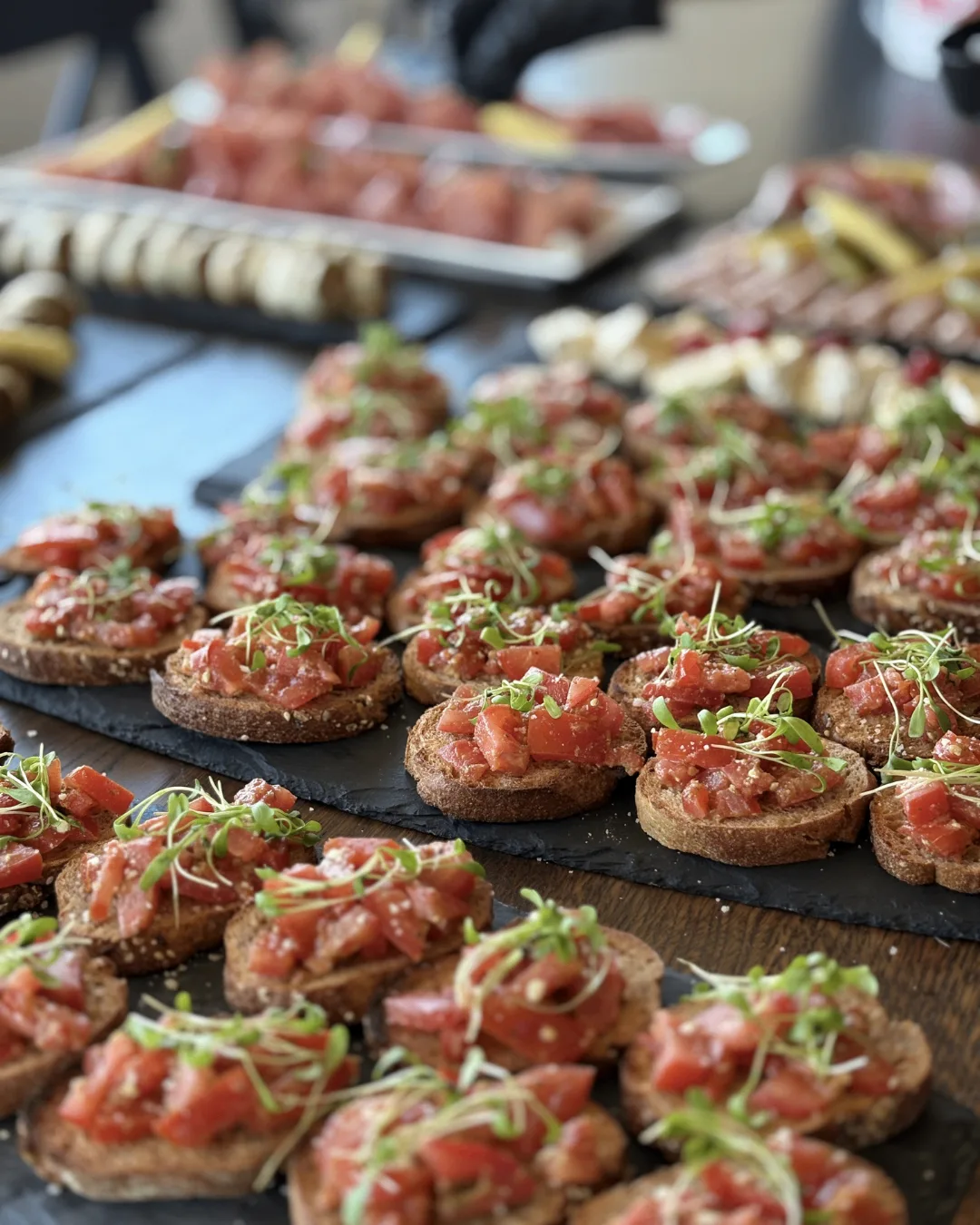 Festlich angerichteter Hochzeitsapéro mit Bruschetta und Häppchen
