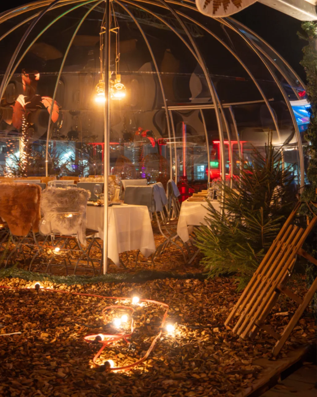 Stimmungsvolles Iglu-Interior mit gedeckten Tischen