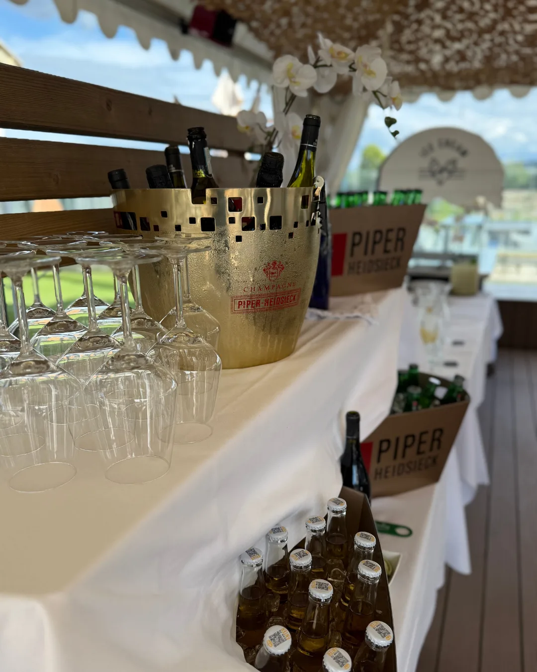 Rooftop-Hochzeit mit festlich gedeckter Tafel und Panoramablick über Aarau