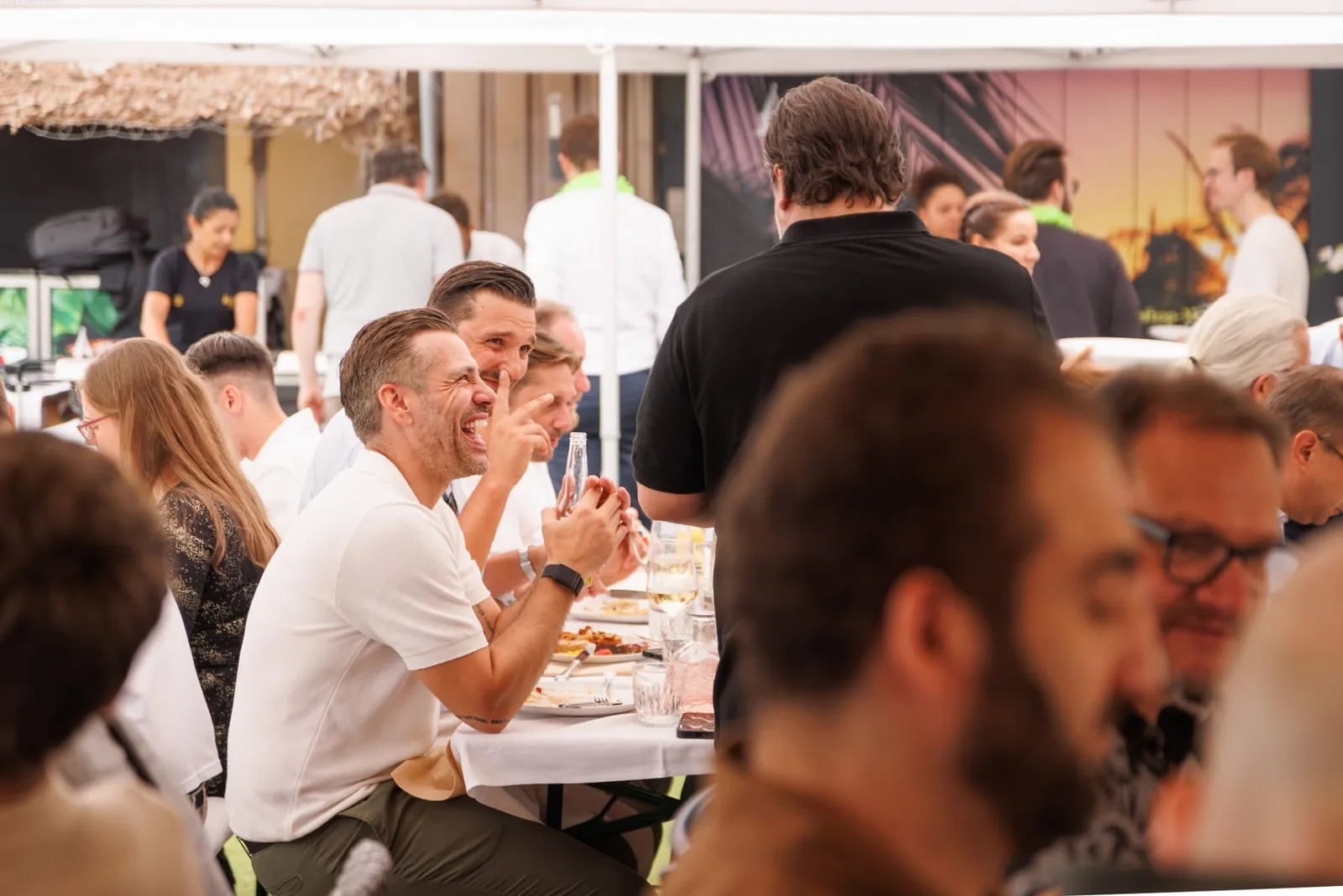 Gäste im Gespräch an einer Tafel beim Firmenevent im Rooftop Aarau