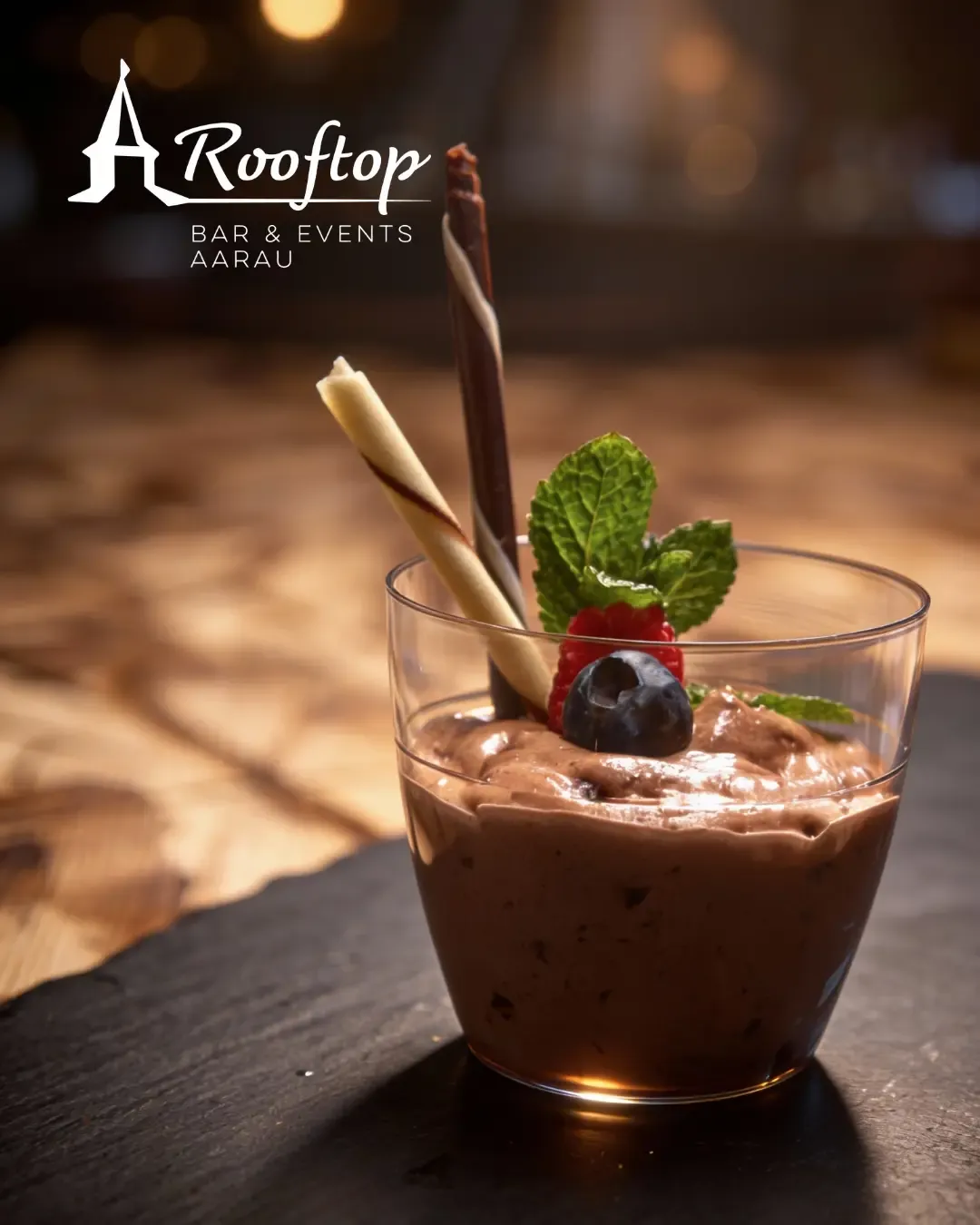 Schokoladenmousse mit Beeren und Minze als Dessert im Rooftop Aarau