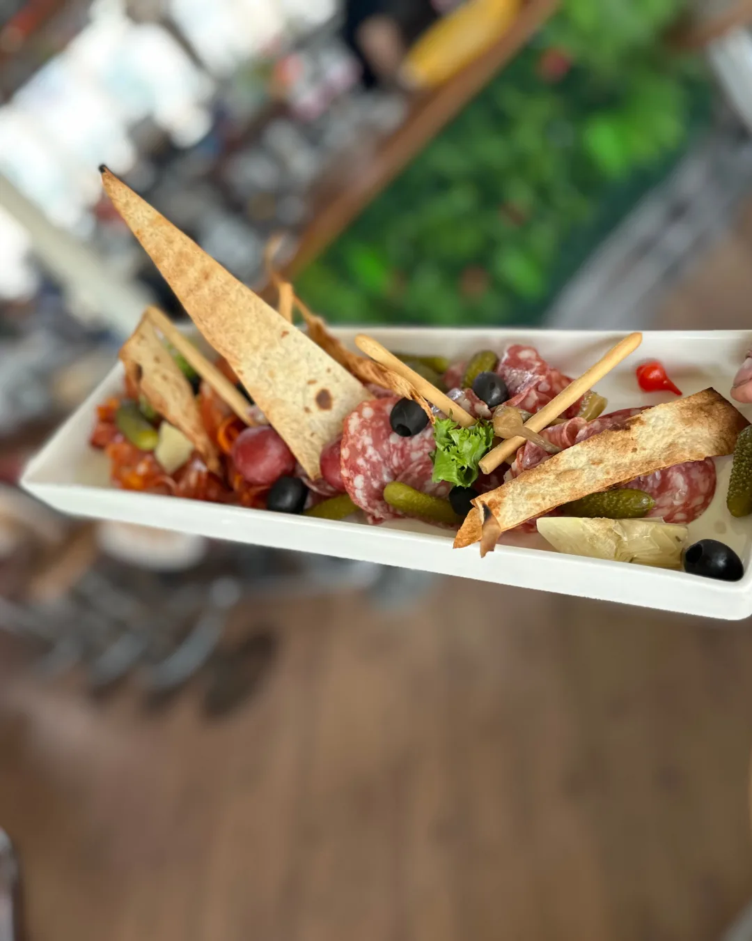 Sorgfältig angerichtetes Antipasti-Buffet für einen Hochzeitsapéro