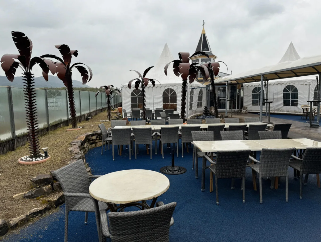 Rooftop Aarau Terrasse vor dem Umbau mit Zelten und Sitzgruppen