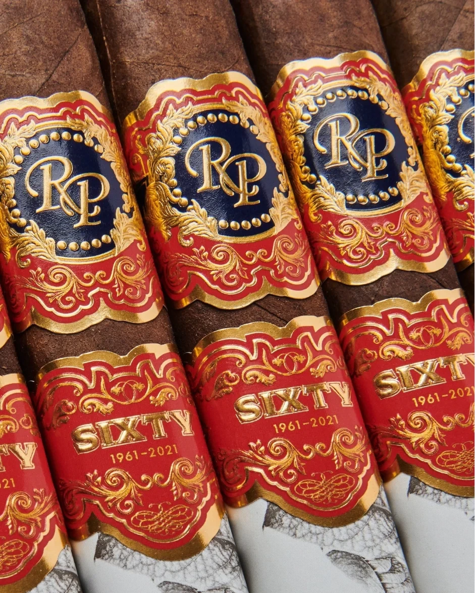 Detailaufnahme der verzierten Rocky Patel Sixty Zigarrenbänder