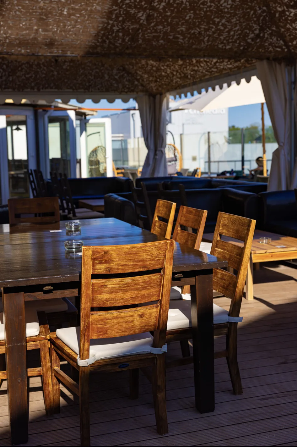 Holztische und Sitzbereich auf der Rooftop Terrasse