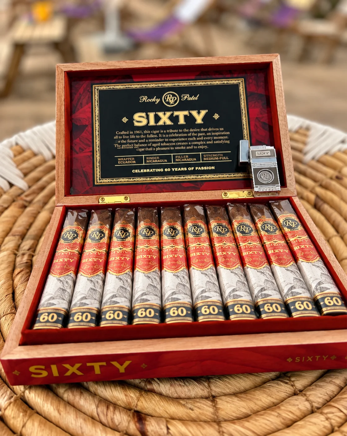 Geöffnete Rocky Patel Sixty Zigarrenkiste auf einer Rattanunterlage