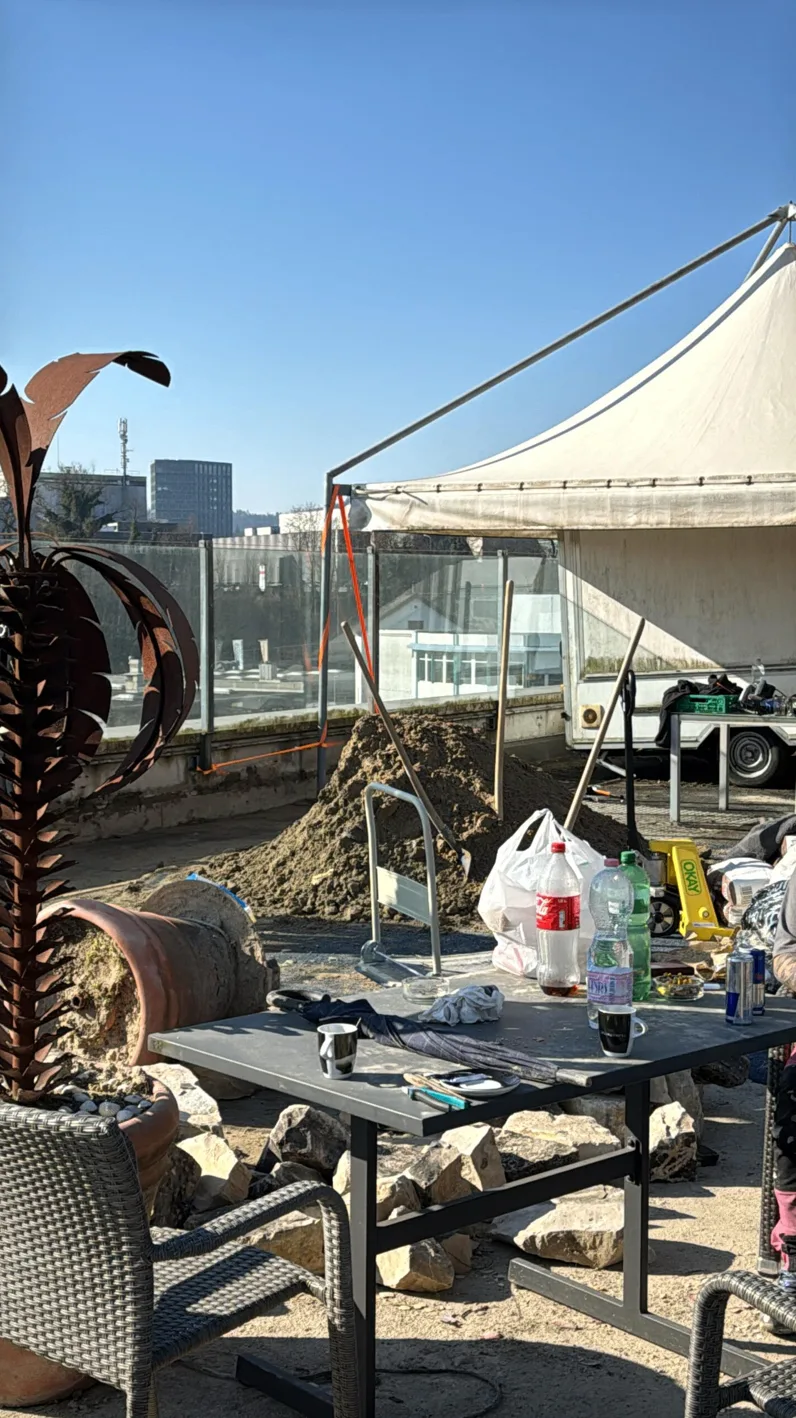 Baustellenbereich mit Sand und Werkzeugen auf der Dachterrasse