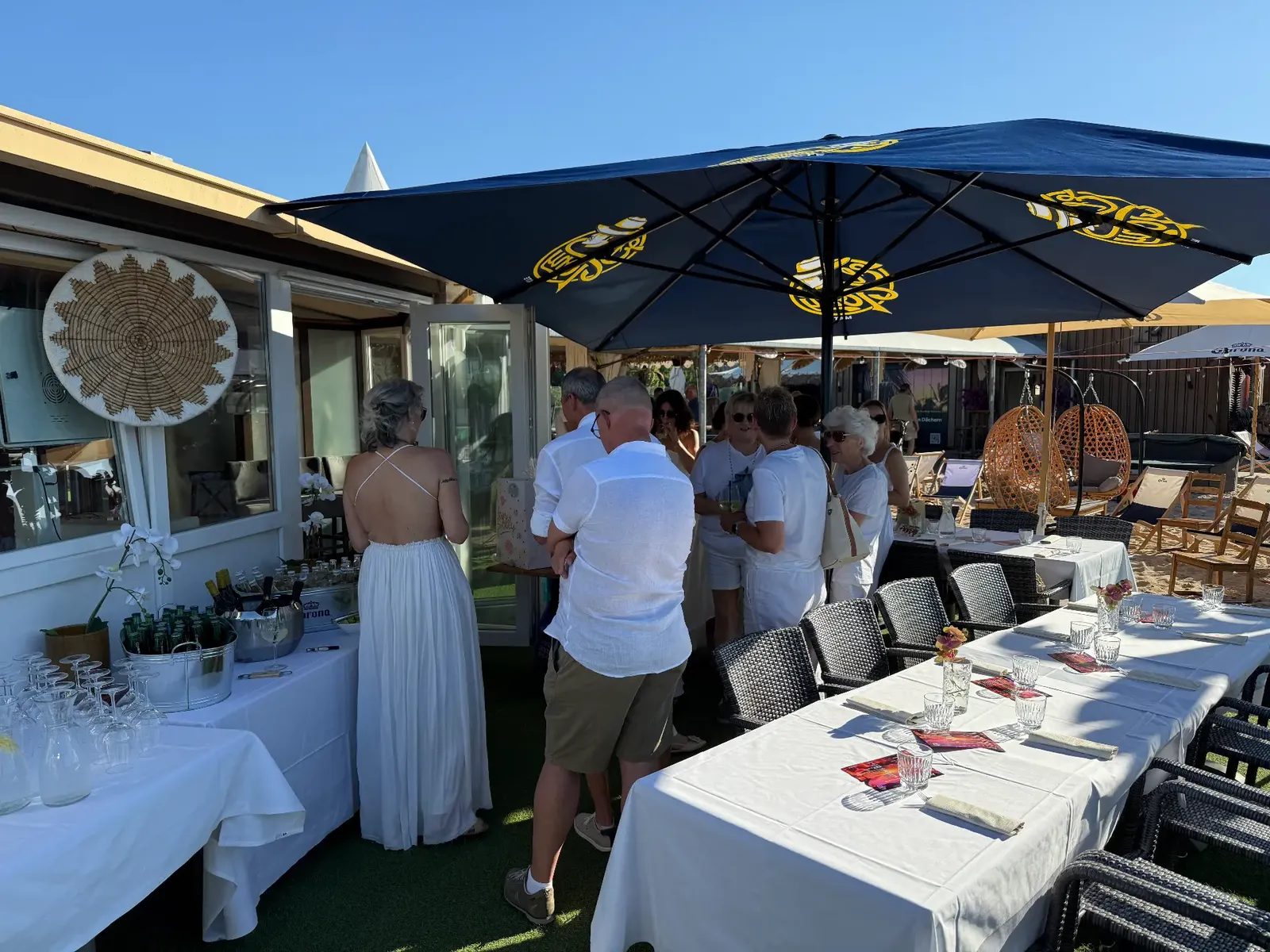 Sommeranlass auf der echten Rooftop Aarau Terrasse mit Gästen unter dem Sonnensegel