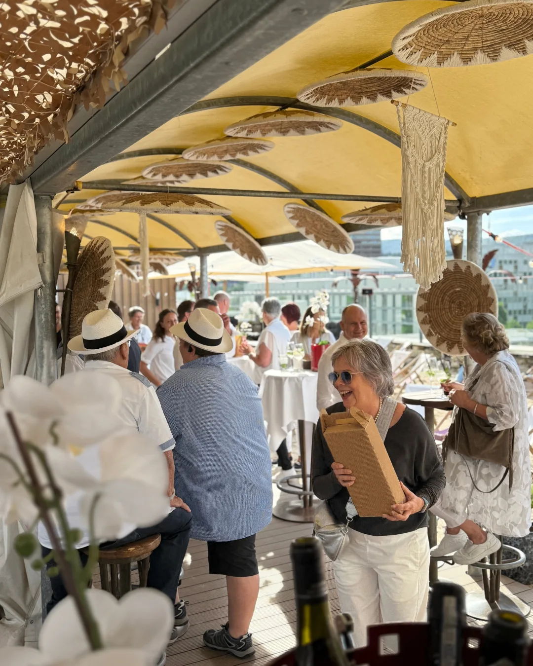 Sommerfest bei Sonnenuntergang auf einer Rooftop-Terrasse in Aarau