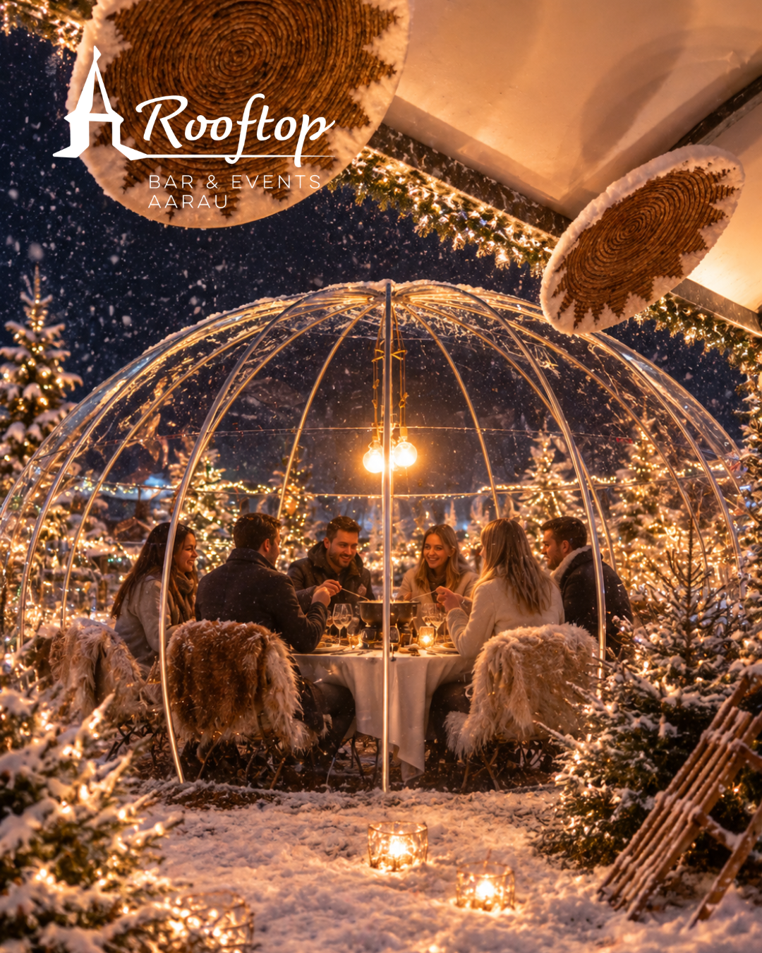 Gäste geniessen Fondue in einem beleuchteten Winter-Iglu auf dem Rooftop Aarau