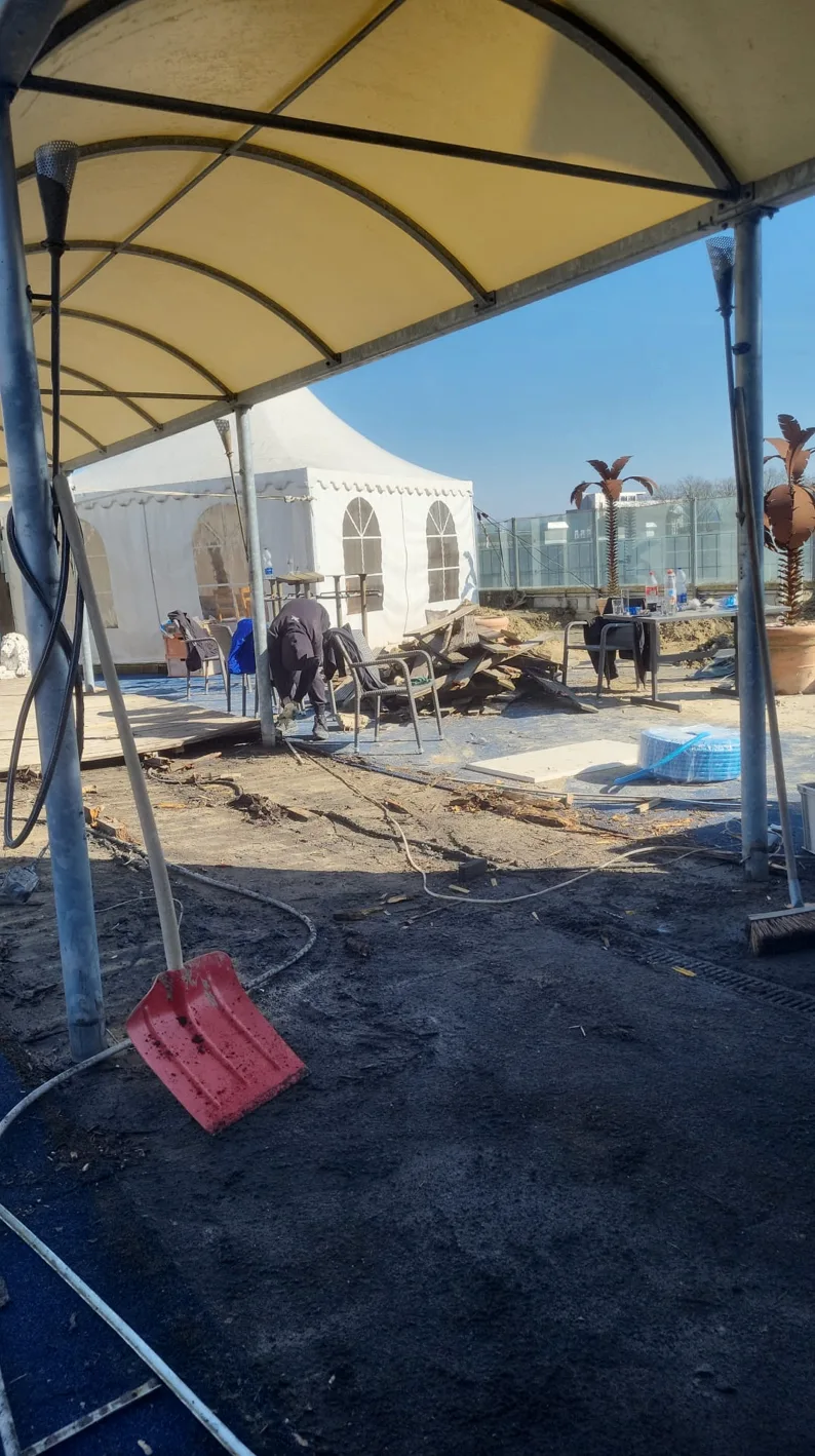 Rooftop Baustelle unter dem Vordach während des Aufbaus
