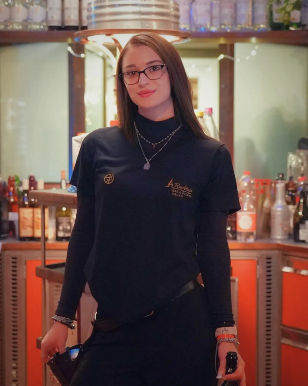 Servicemitarbeiterin im Rooftop-Shirt an der Bar des Rooftop Aarau