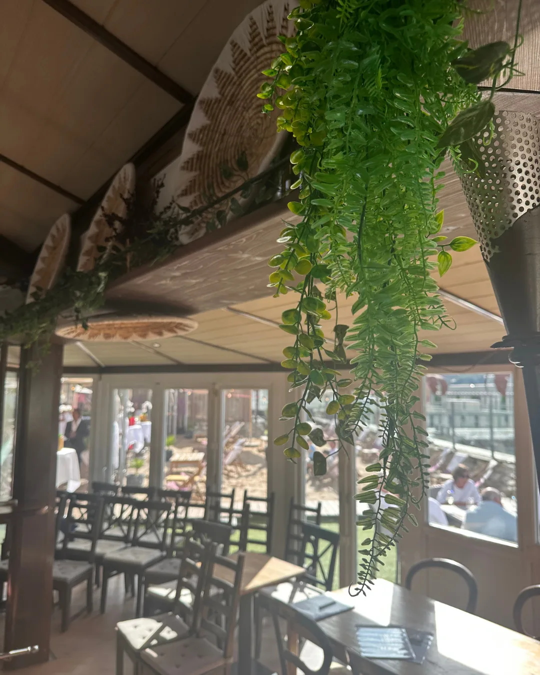 Festlich beleuchtete Geburtstagsfeier auf einer Rooftop-Terrasse in Aarau