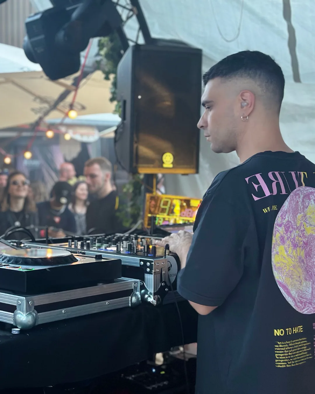 DJ-Booth und Tanzfläche auf einer sommerlichen Rooftop-Terrasse in Aarau