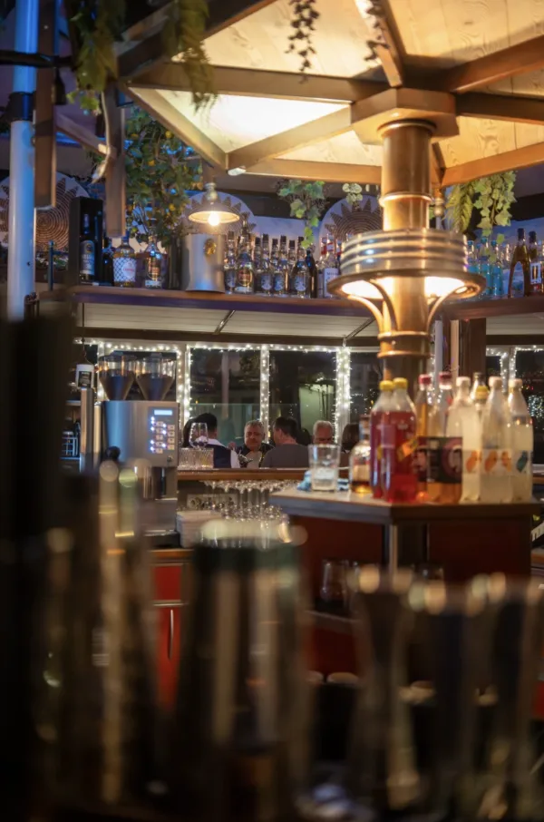 Stimmungsvoll beleuchtete Rooftop-Bar am Abend über den Dächern von Aarau