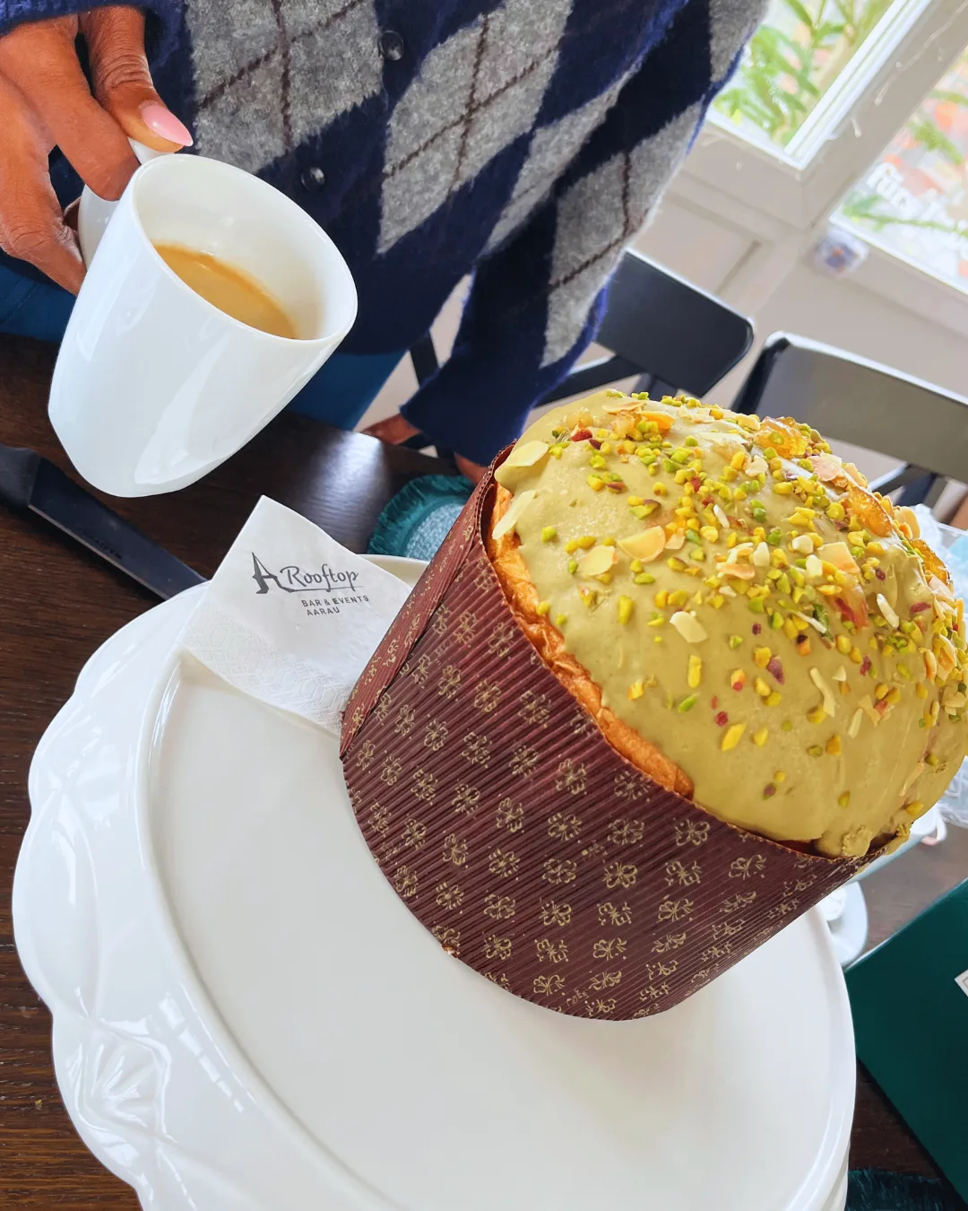 Panettone und Kaffee auf dem Rooftop