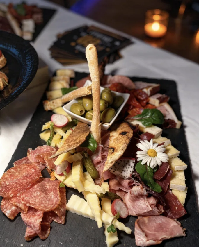 Üppiges Brunch-Buffet mit Käse, Charcuterie und Patisserie