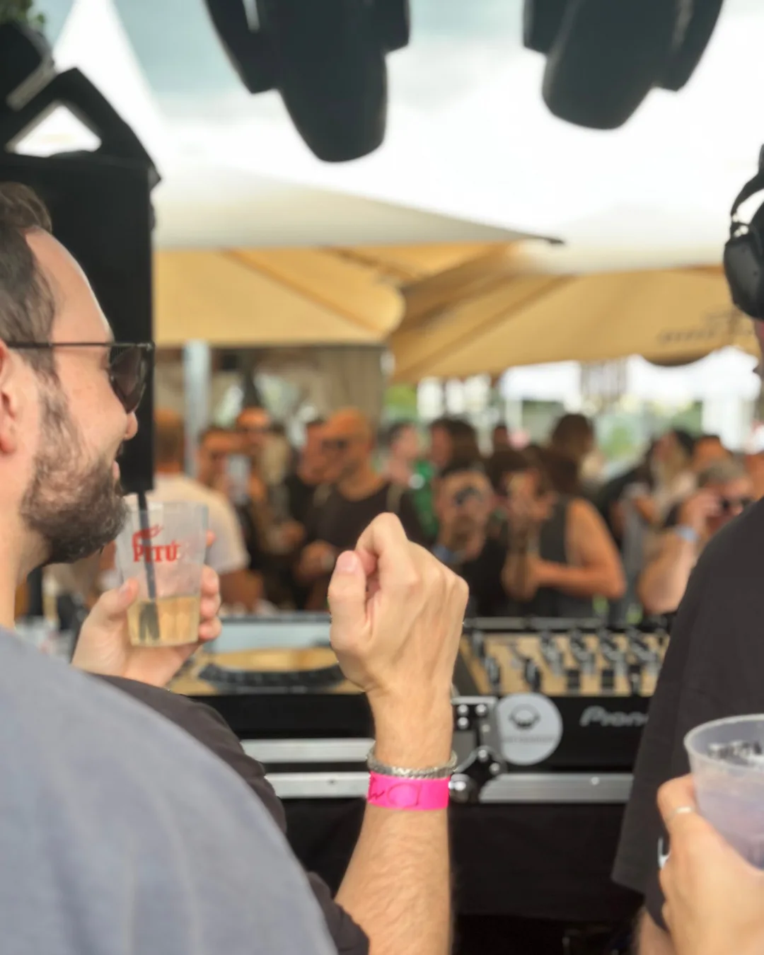 Live-DJ mit tanzender Menge auf einer Rooftop-Terrasse in Aarau