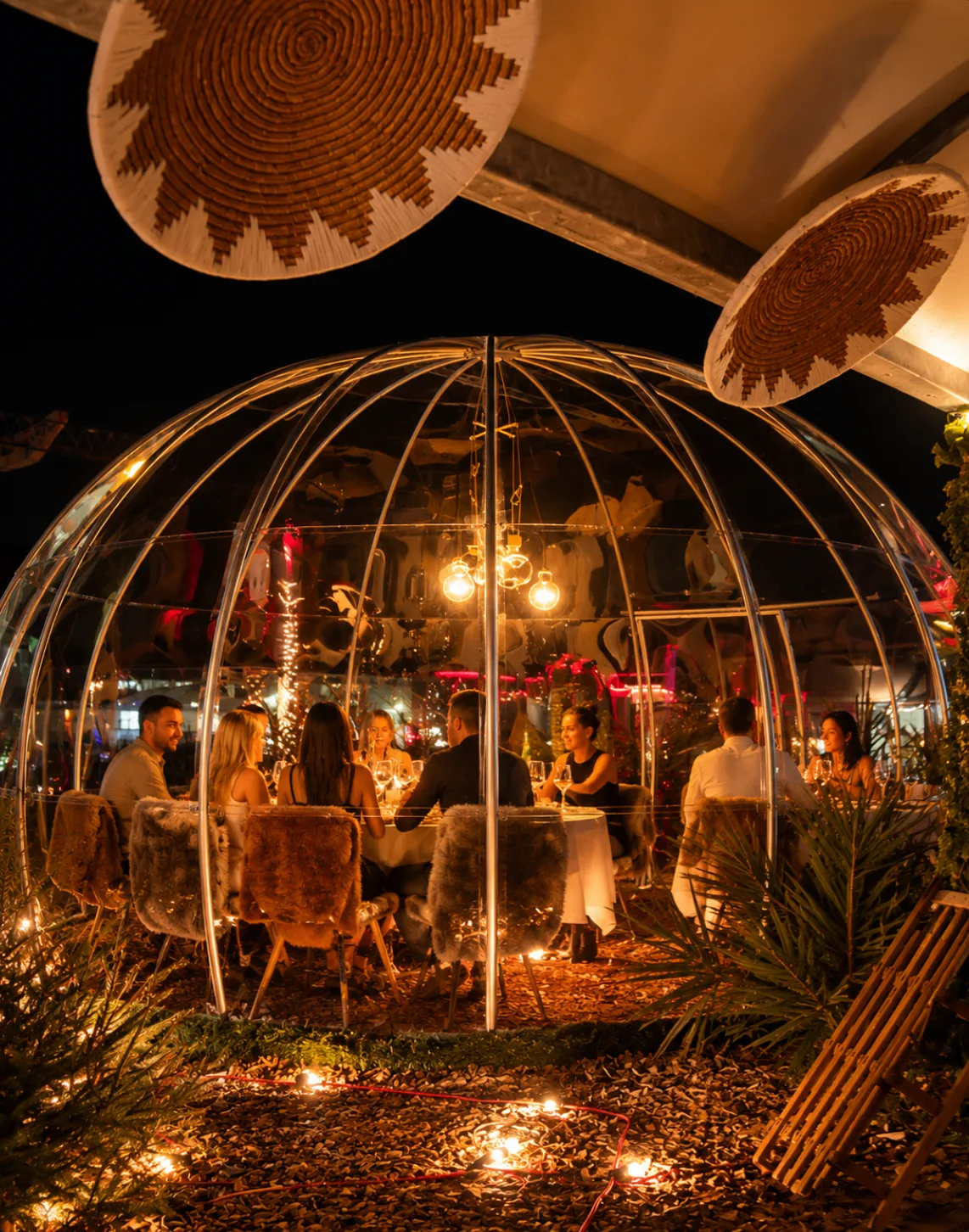 Beleuchtetes Fondue-Iglu am Winterabend auf dem Rooftop Aarau