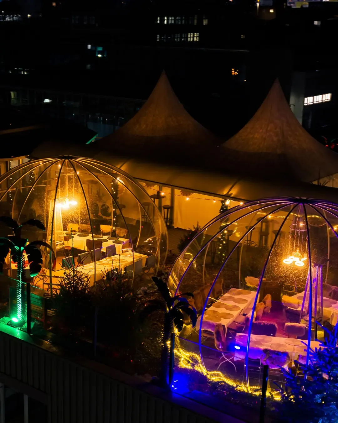 Winterrestaurant mit beleuchteten Iglus und Zeltdächern über Aarau bei Nacht