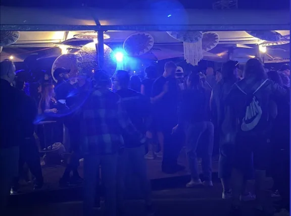 Firmenanlass mit Gästen und Getränken auf einer Rooftop-Terrasse in Aarau