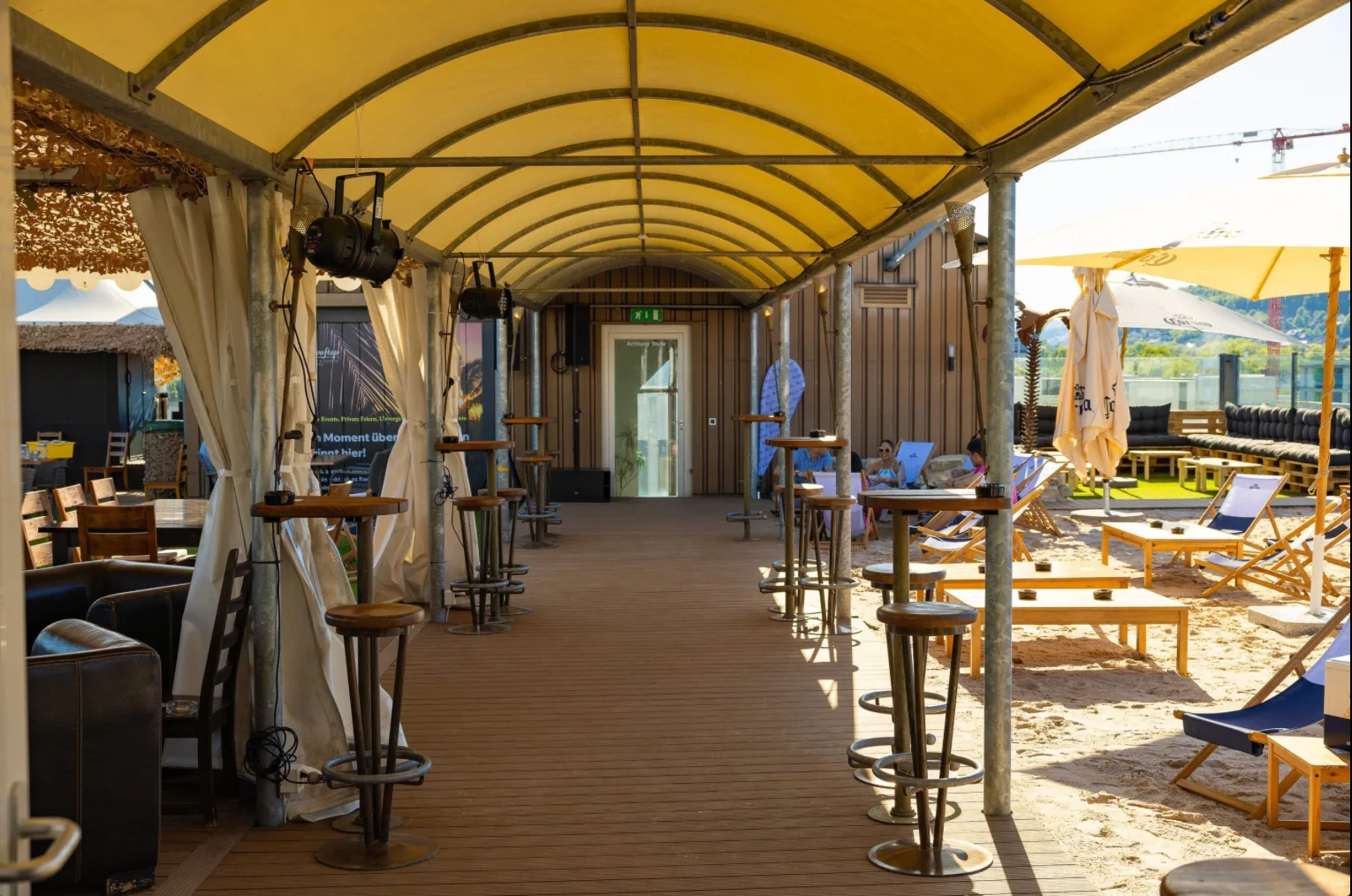 Gelber überdachter Walkway der fertigen Rooftop Terrasse